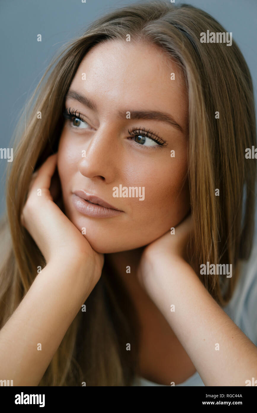 Retrato De Soñar Despierto Joven Con La Cabeza Entre Las Manos Fotografía De Stock Alamy 