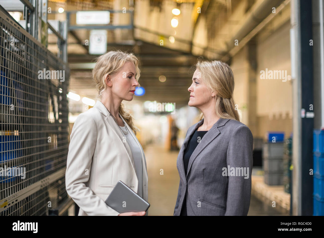Dos mujeres enfrentadas en almacén de fábrica Foto de stock