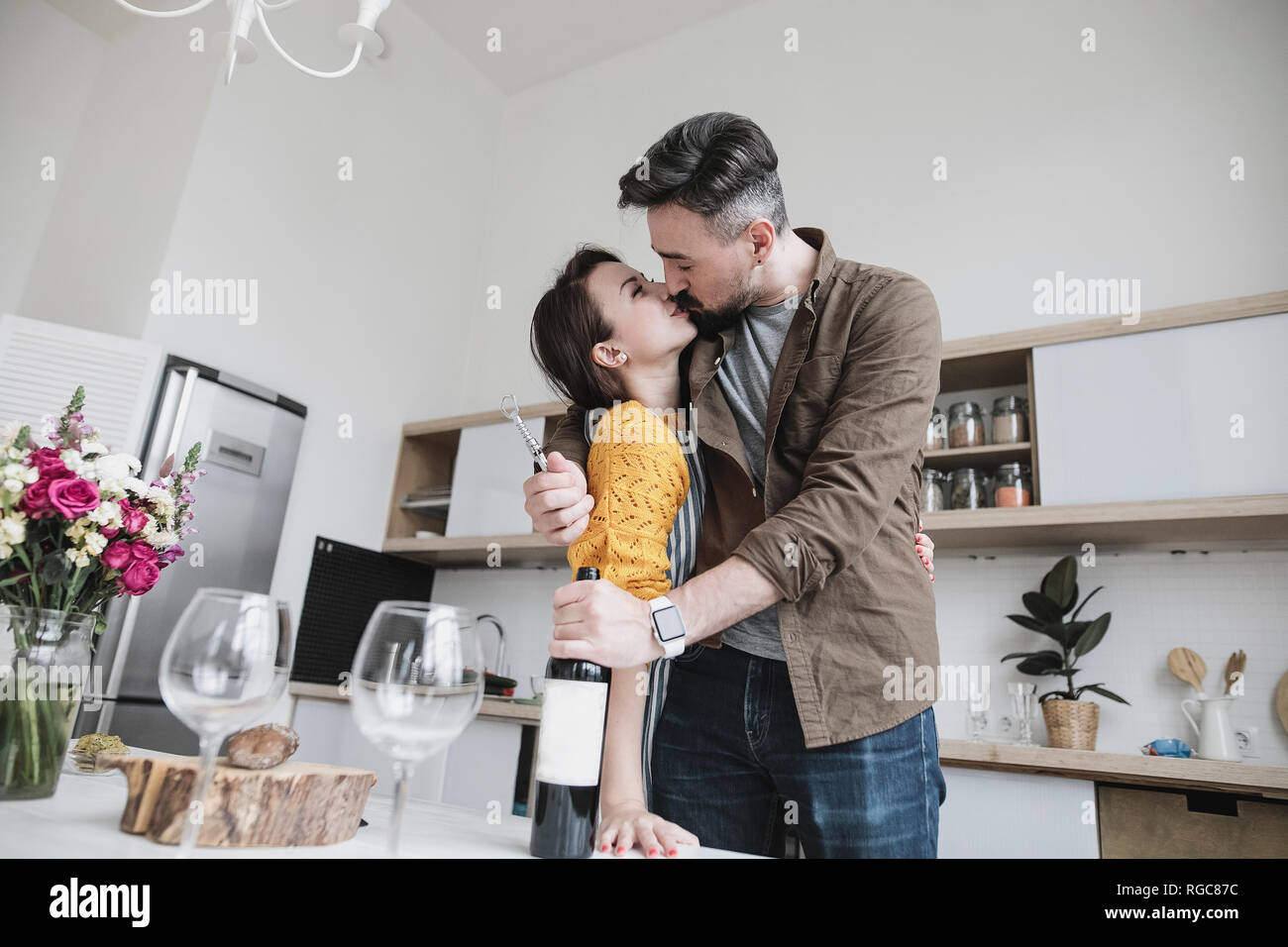 Pareja en amor besar en la cocina Foto de stock