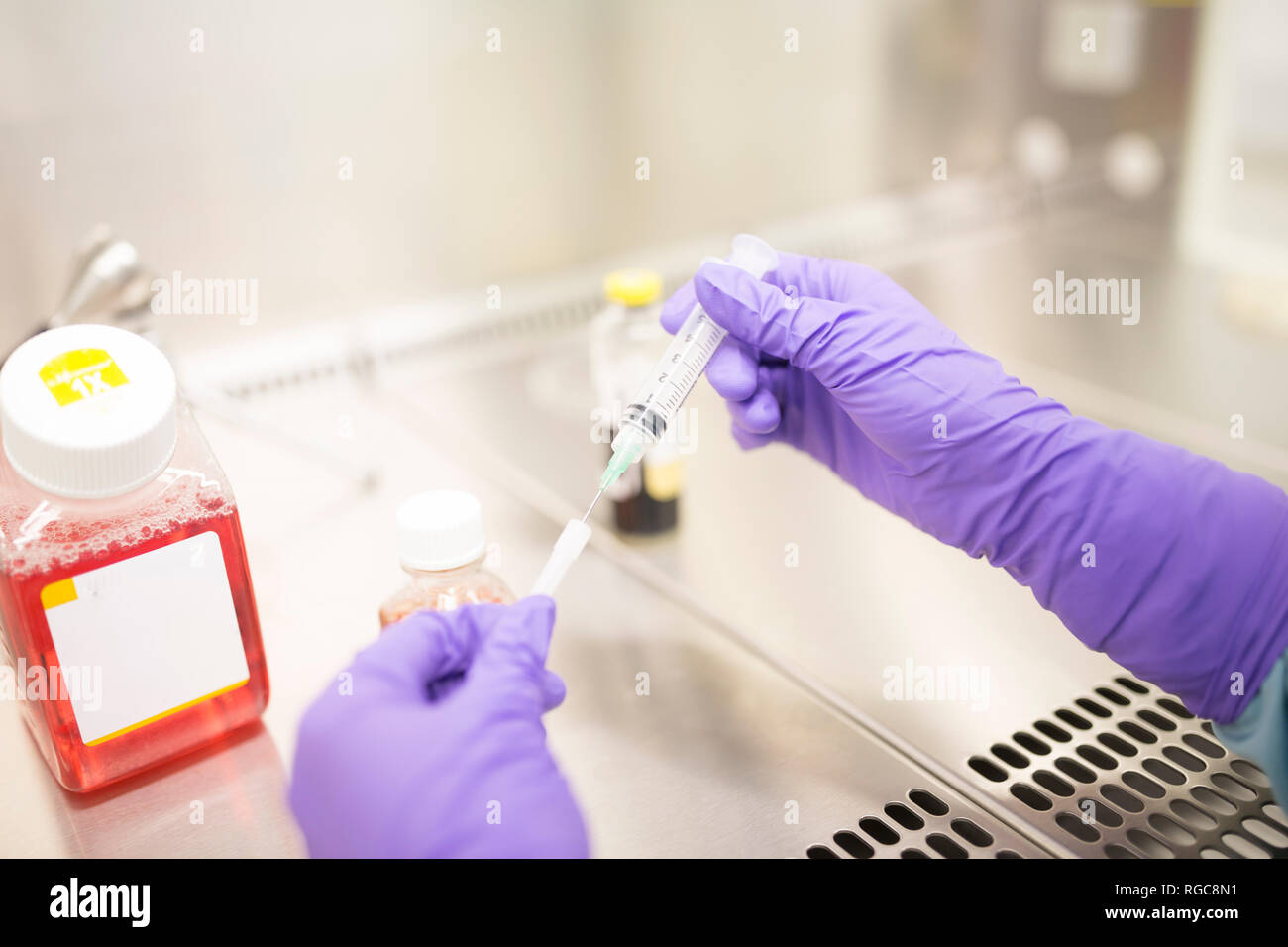Super estéril trabajo en un cuadro de laminar en laboratorio para la producción de drogas Foto de stock
