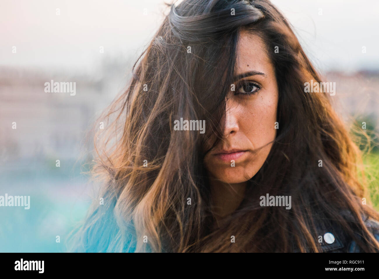 Retrato de hermosa mujer joven con cabello marrón largo Foto de stock