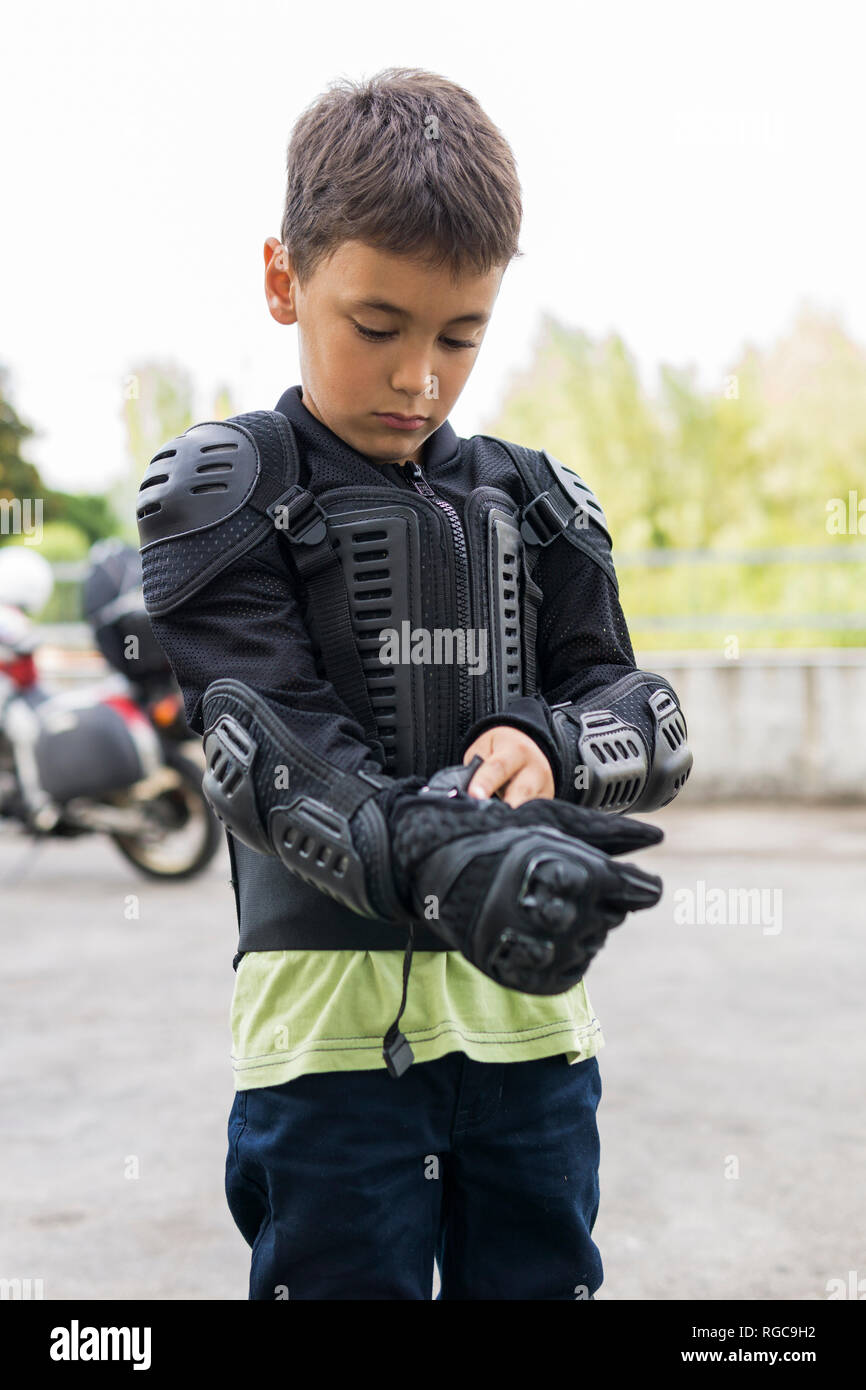 Chico ropa protectora puesta en preparación para un viaje en moto Fotografía de Alamy