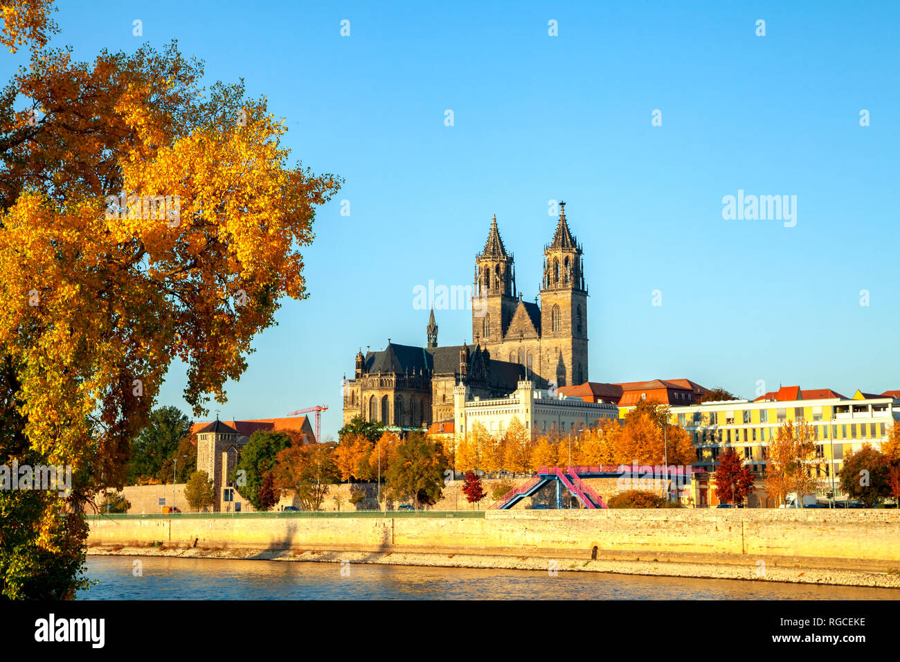 Alemania, en el Estado federado de Sajonia-Anhalt, Magdeburgo, la Catedral de Magdeburgo y el río Elba Foto de stock