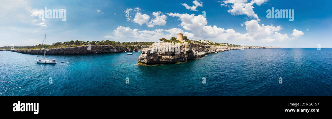 España, Islas Baleares, Mallorca, Llucmajor, vista aérea de la bahía de Cala Pi y la Torre de Cala Pi Foto de stock