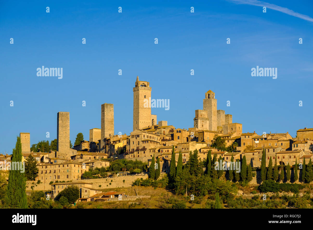 Italia, Toscana, San Gimignano, cityview con torres de género a la luz de la mañana Foto de stock
