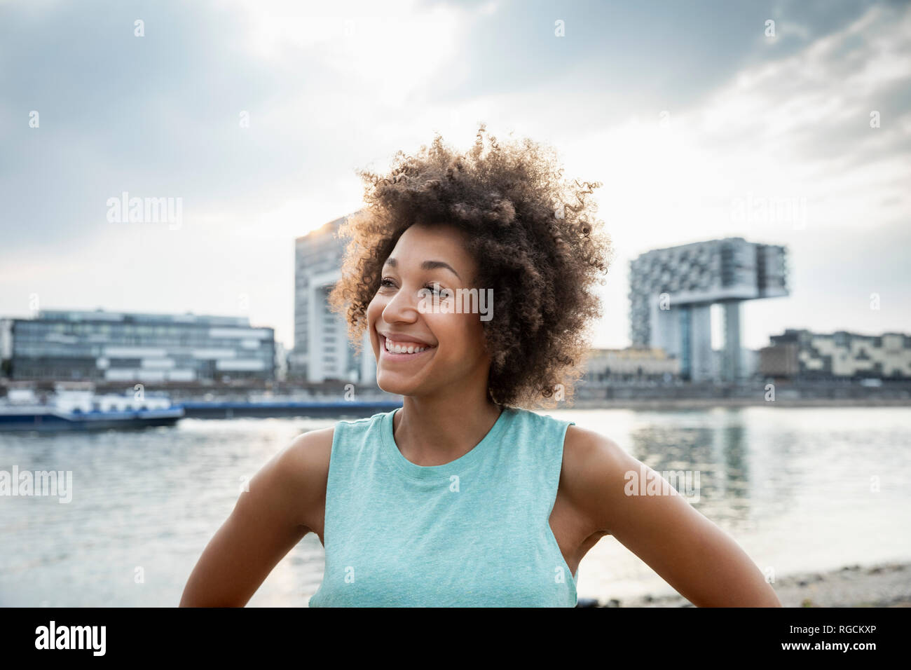 Alemania, Colonia, retrato de mujer alegre y al río Rin. Foto de stock