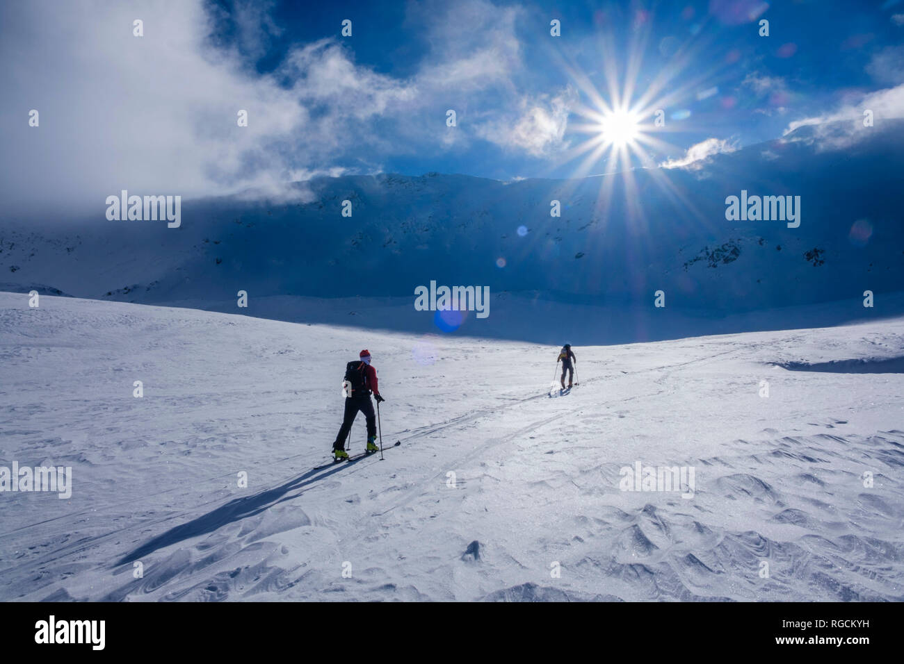 Dos hombres haciendo una excursión de esquí en las montañas Faragas, Cárpatos Meridionales, Rumania Foto de stock