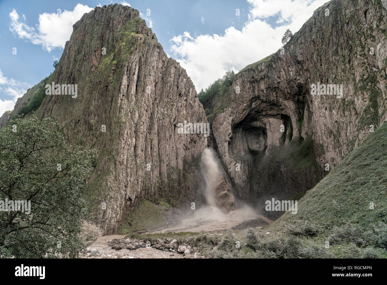 Rusia, Valle Baksan superior, el Cáucaso, el Monte Elbrus, cascadas en las montañas Foto de stock