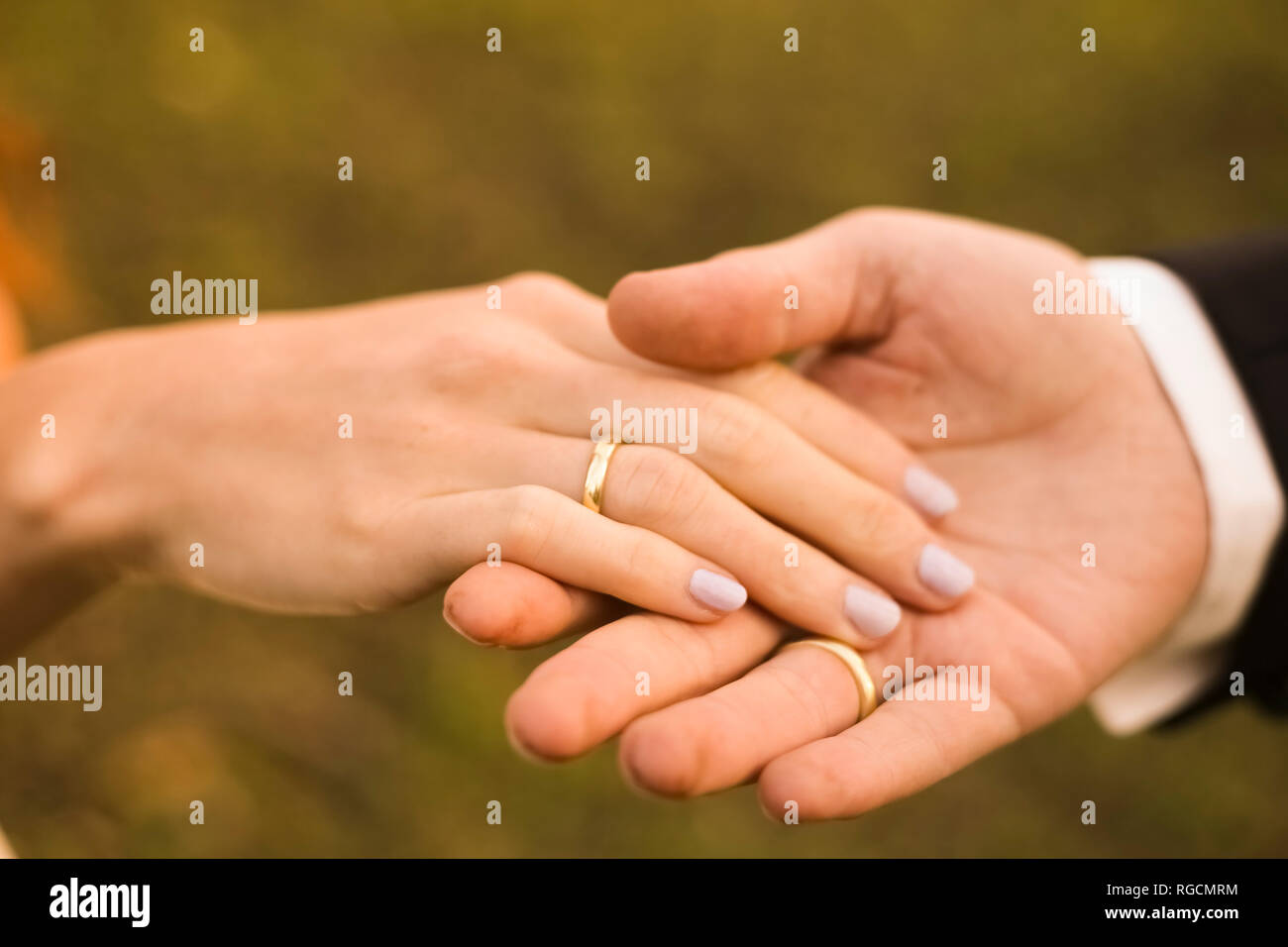 Las manos de la pareja nupcial, mostrando los anillos de boda Fotografía de  stock - Alamy