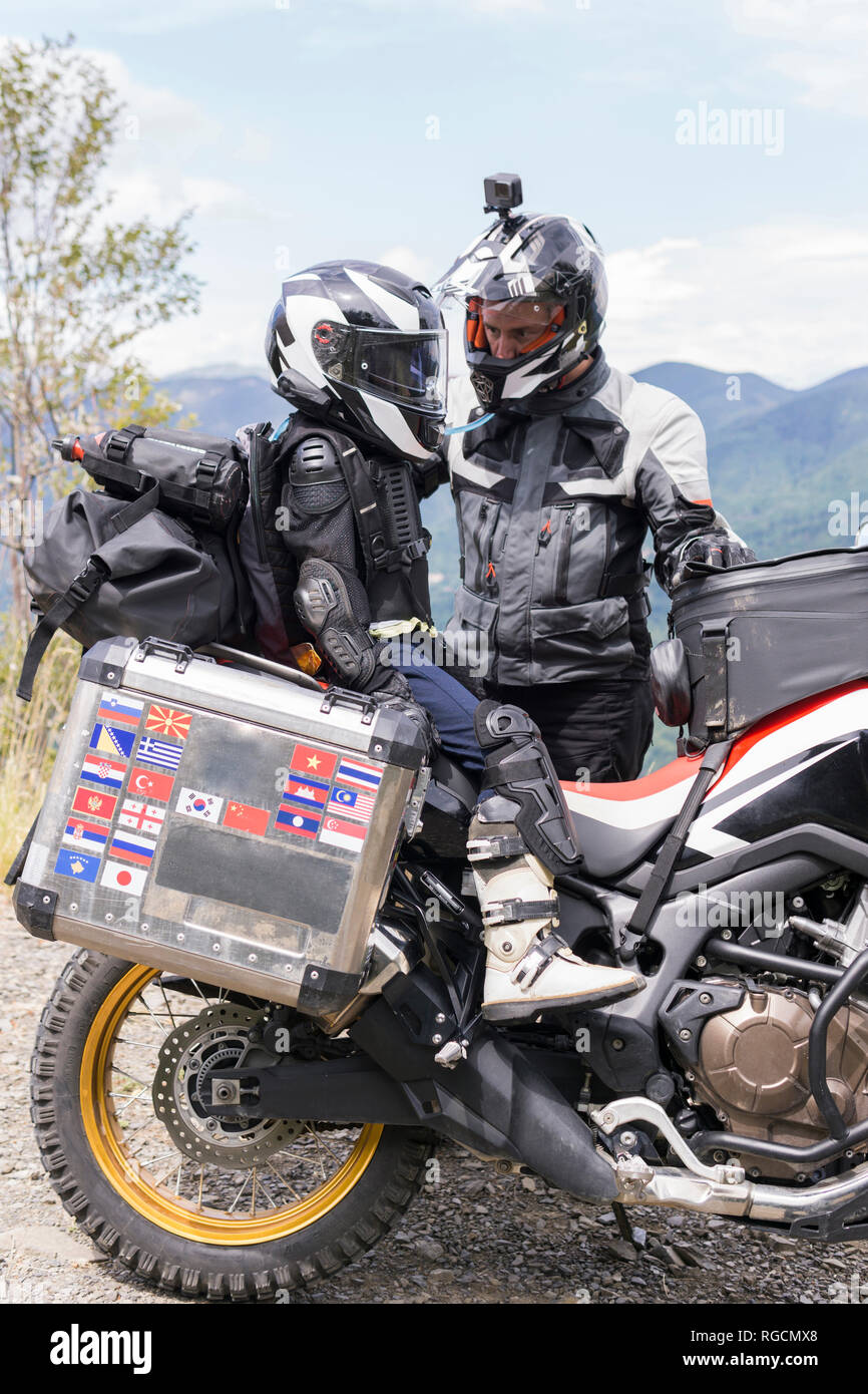 Padre e hijo tras una pausa durante un viaje en moto Fotografía de stock -  Alamy