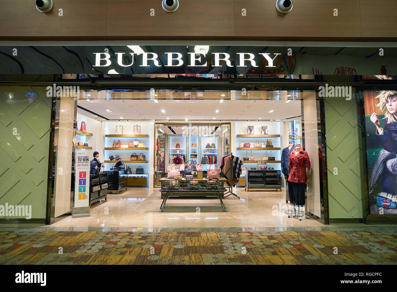 Singapur - CIRCA Septiembre, 2016: Burberry tienda en el aeropuerto Changi de Singapur. Burberry Group, Inc., es una casa de moda de lujo británico. Foto de stock