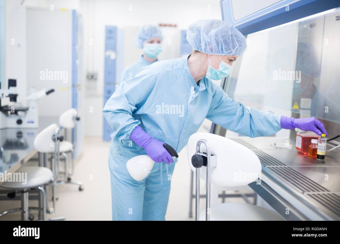 Super estéril trabajo en un cuadro de laminar en laboratorio para la producción de drogas Foto de stock