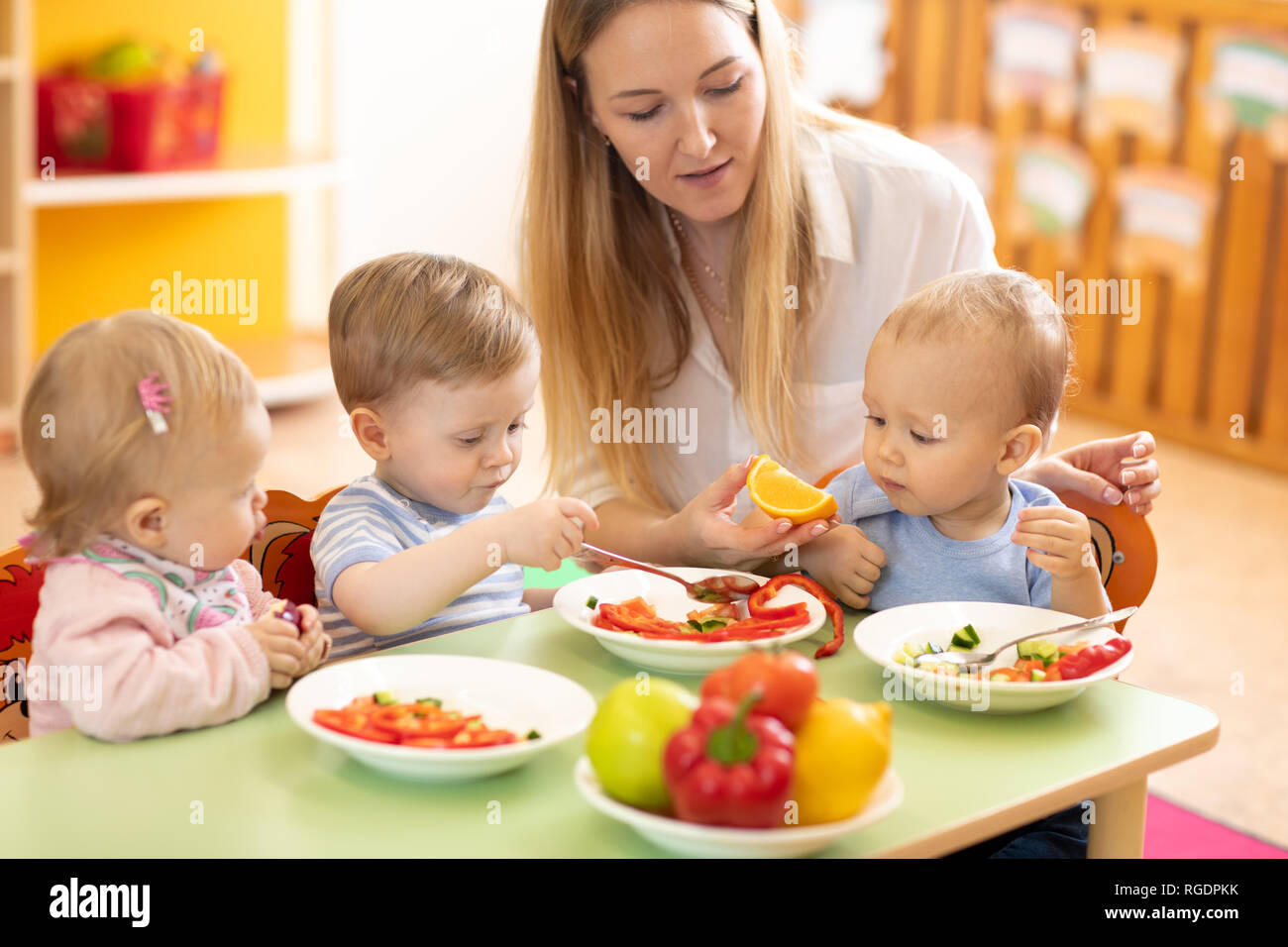 Almuerzo En El Vivero Educador Alimentando A Los Bebes En La Cantina Fotografia De Stock Alamy Almuerzo En El Vivero Educador Alimentando A Los Bebes En La Cantina Fotografia De Stock Alamy