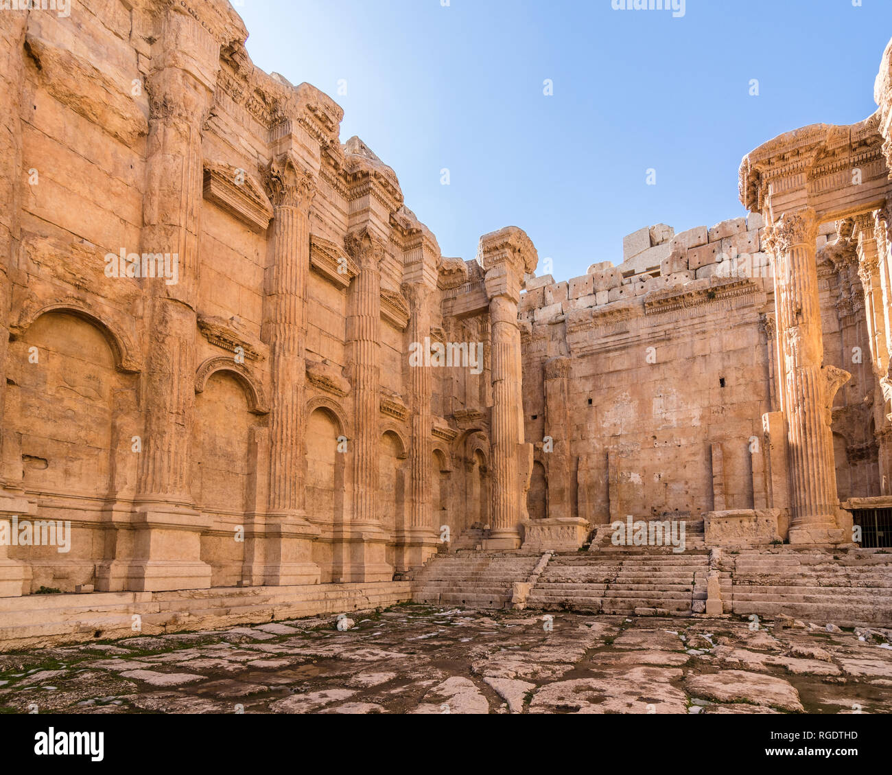 El interior y el santuario del templo de Baco, Heliópolis ruinas romanas, Baalbek, Líbano Foto de stock