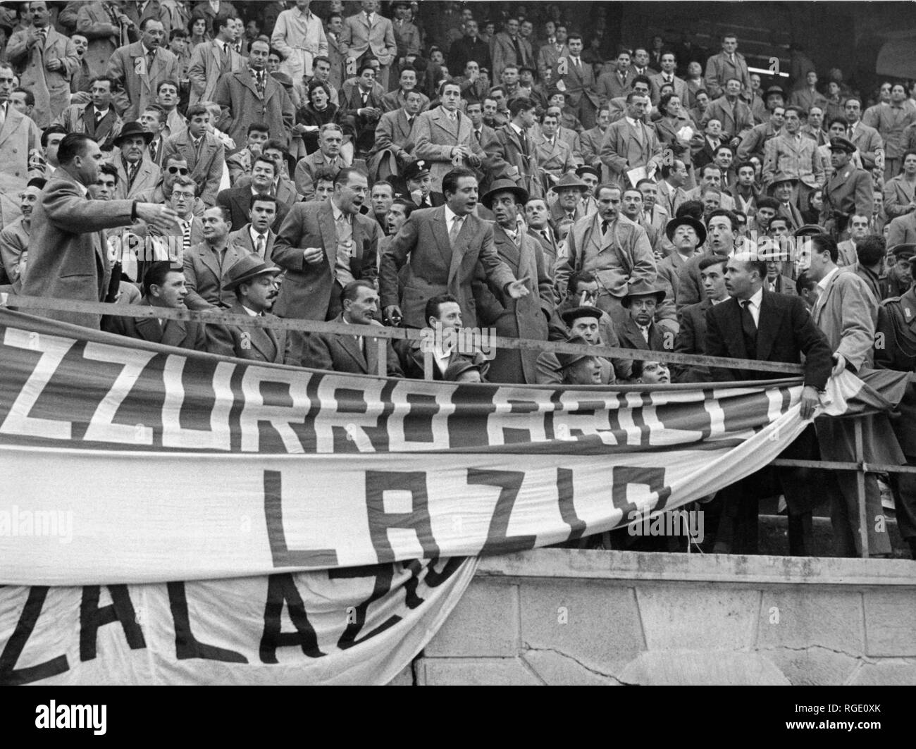 Italia, Milán, simpatizantes en el estadio, entre el Lazio, 1955 Foto de stock