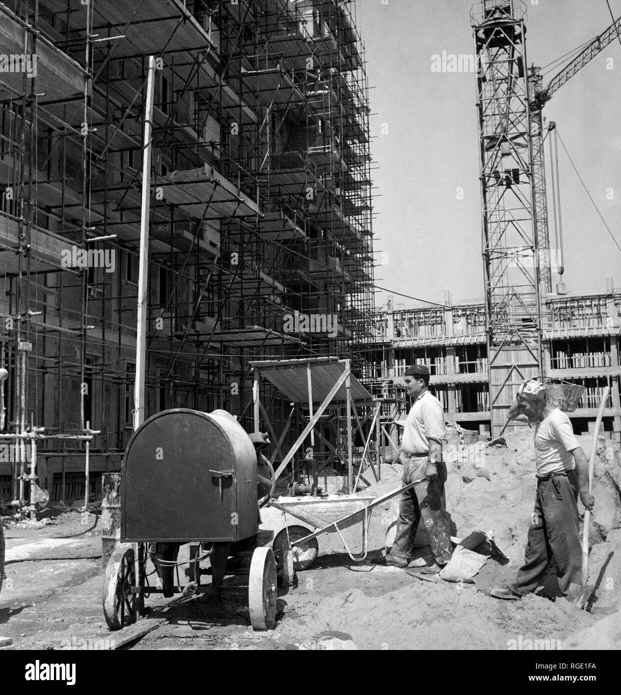 Construcción de patio, Milán, 1961 Foto de stock