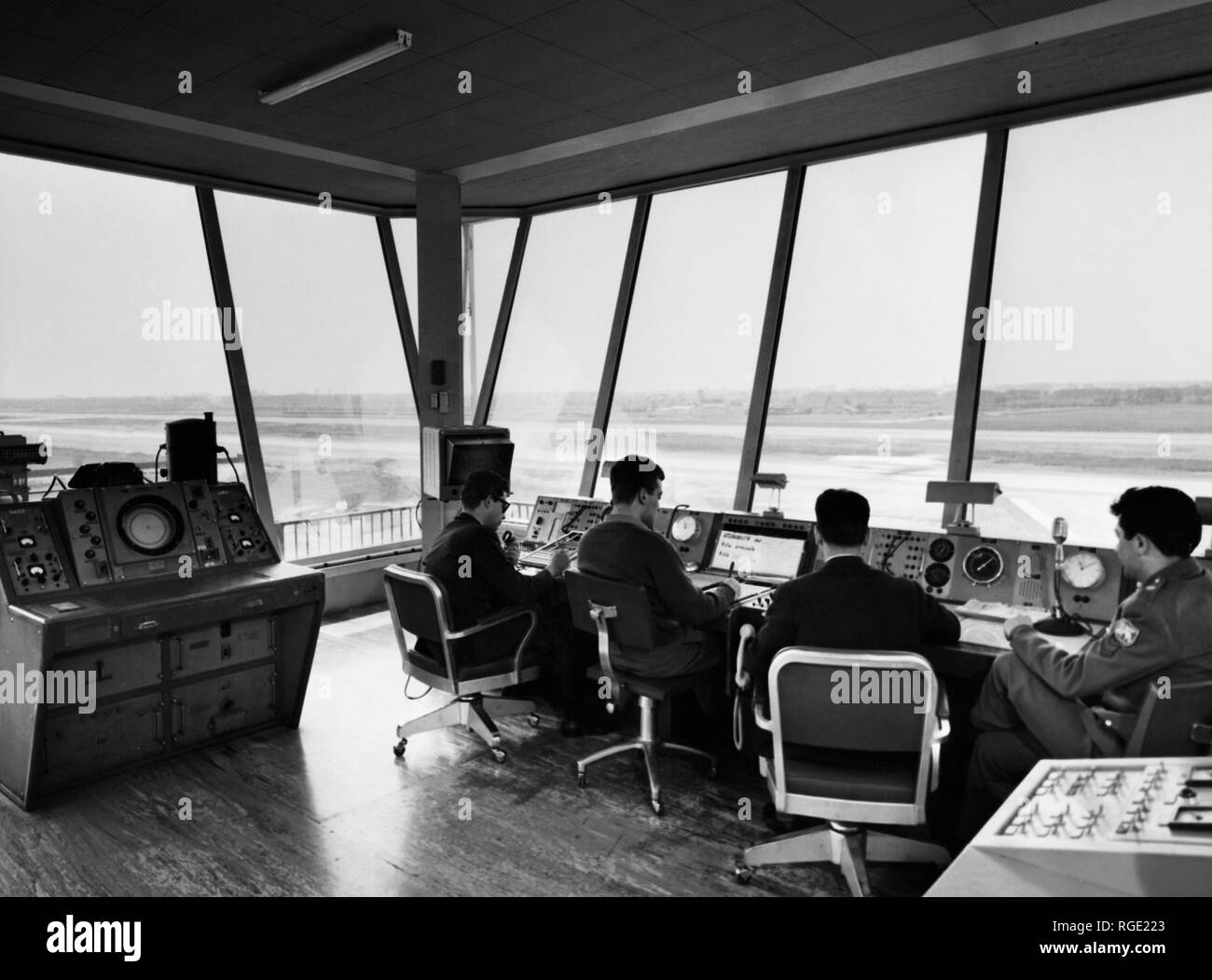 Torre de control interno en Milan Linate, 1950-60 Foto de stock