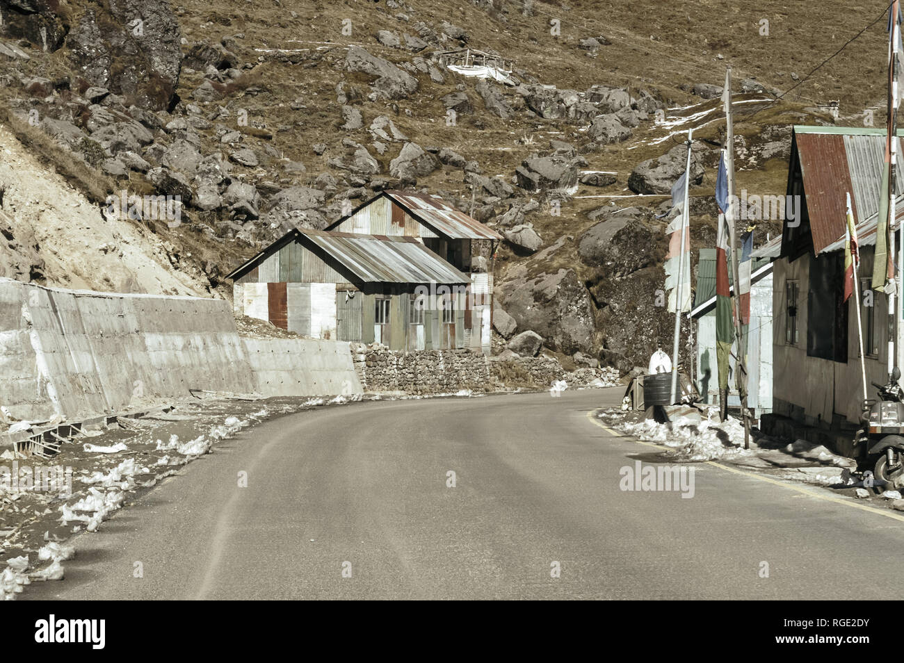 Vista del campamento militar en una autopista al lado de carretera Nathula pasar de la India cerca de la frontera China Nathu la paso de montaña en el Himalaya que conecta el océano Foto de stock