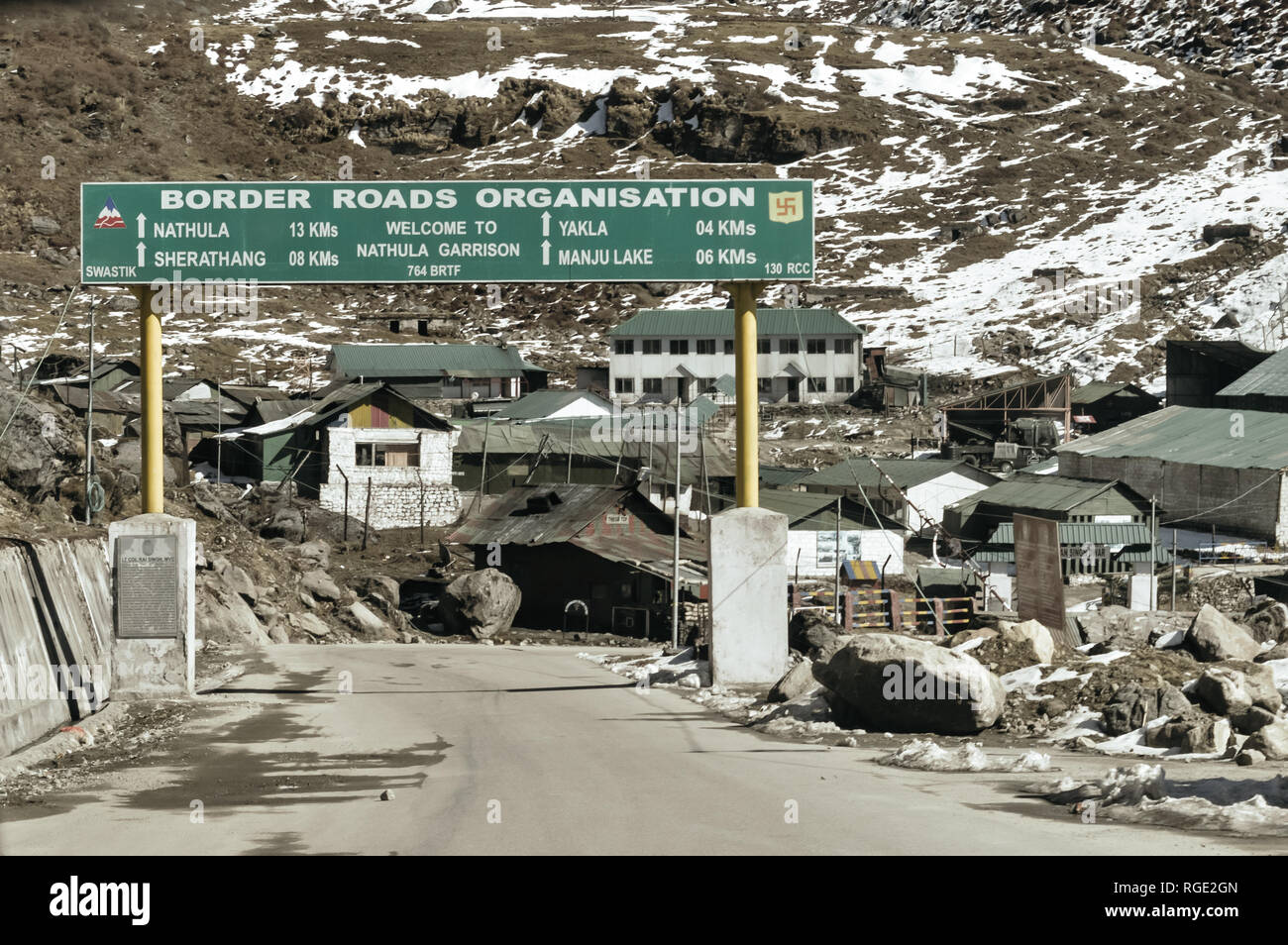 Letrero direccional del tráfico en la autopista en la entrada de la ciudad, cerca de la frontera China India cerca de Nathu la paso de montaña en el Himalaya que cone Foto de stock