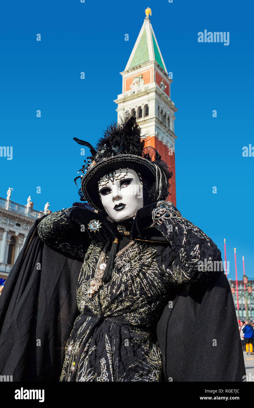 Manos con guantes blancos de seda y grandes anillos de diamantes disfraz en  Carnaval de Venecia Fotografía de stock - Alamy