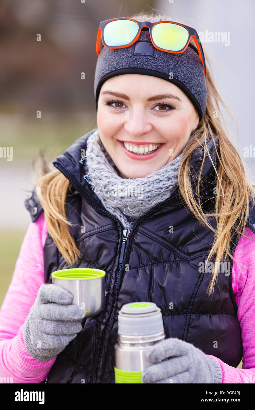Mujer vestida de viajero caliente ropa deportiva al aire libre en clima frío bebiendo termo matraz vacío, calentando. Deportes, Turismo, hikin Fotografía de stock - Alamy