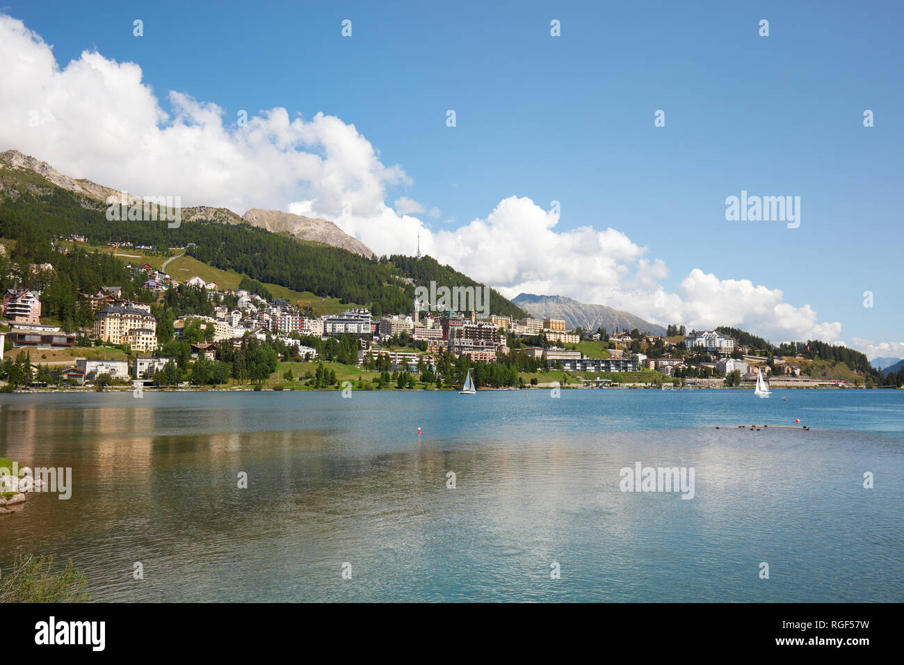 Sankt Moritz a la ciudad y al lago en un día soleado de verano en Suiza Foto de stock