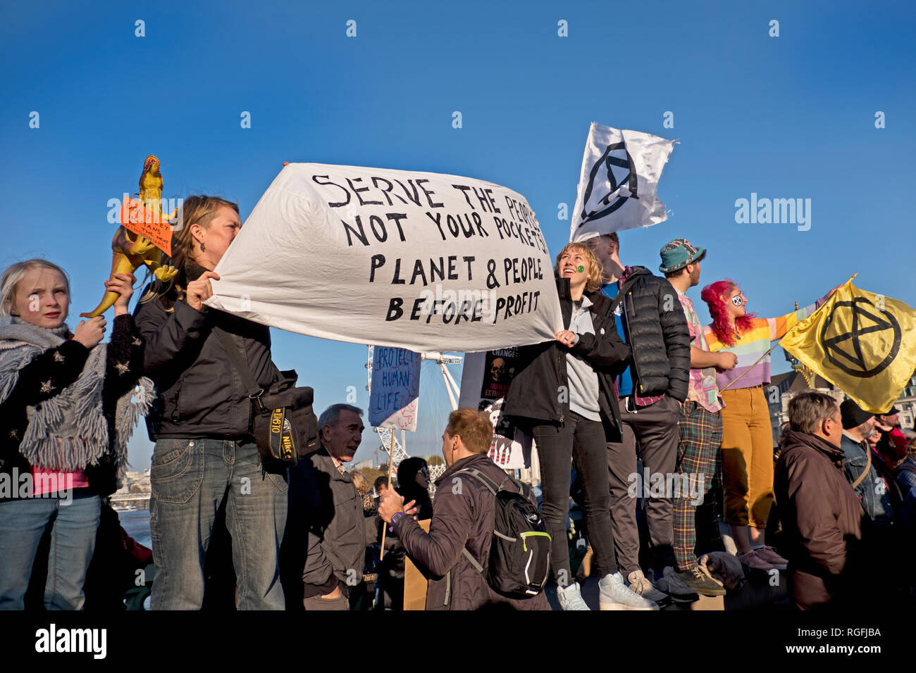 Extinción rebelión protesta contra el cambio climático en Westminster Bridge de noviembre de 2018. Foto de stock