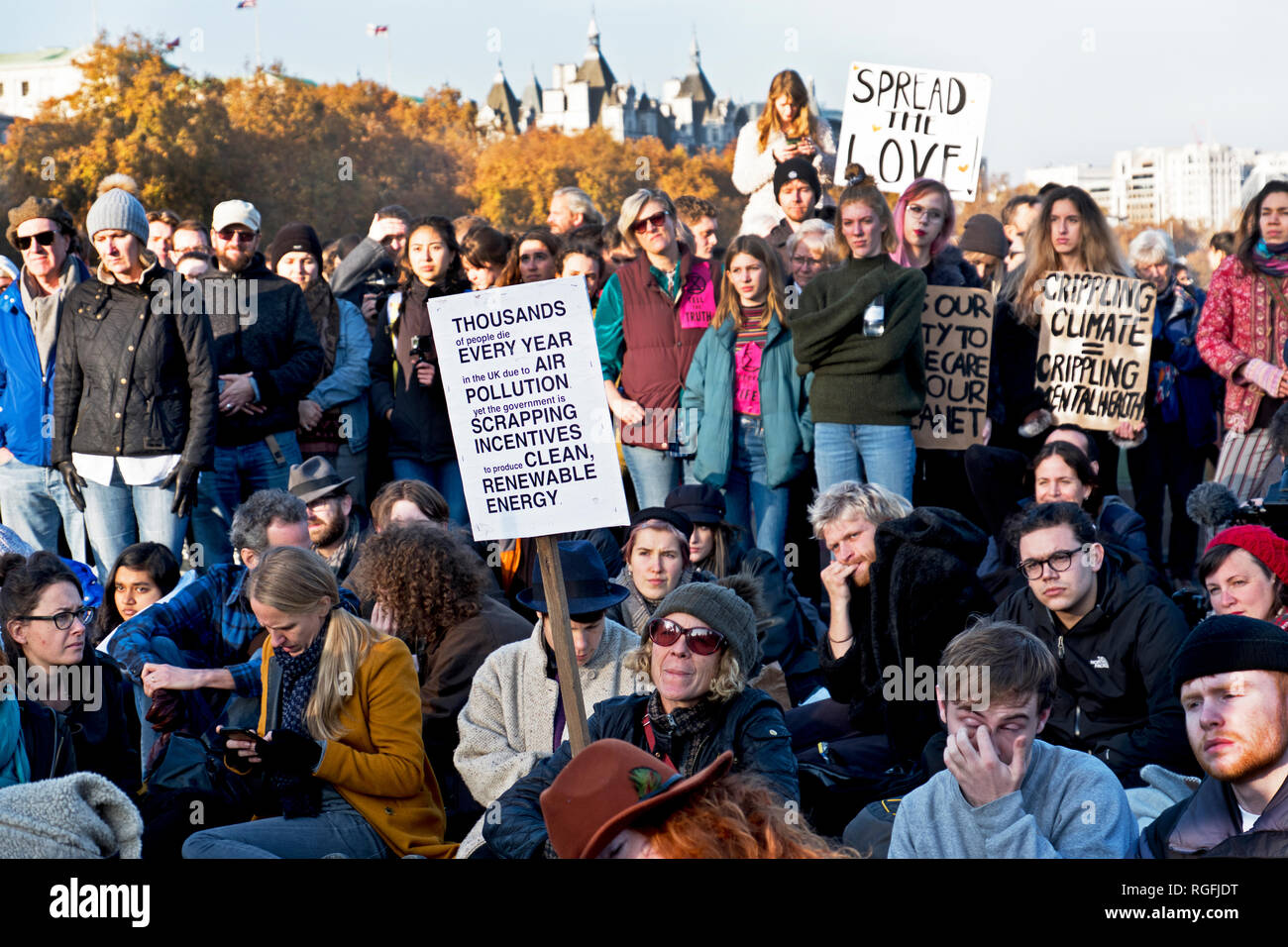 Extinción rebelión protesta contra el cambio climático en Westminster Bridge de noviembre de 2018. Foto de stock