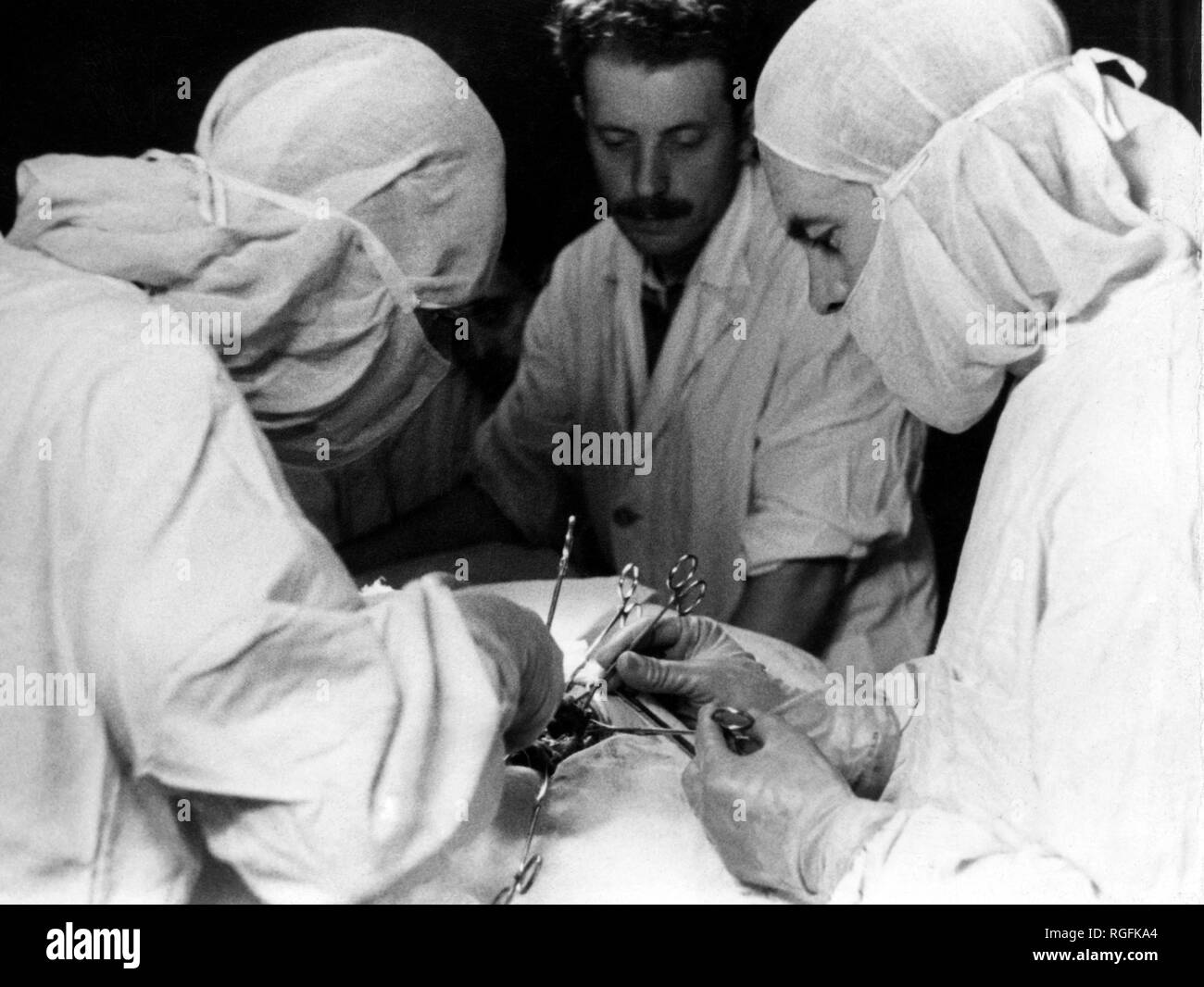 La segunda guerra mundial, el buque hospital, operación quirúrgica, 1939 Foto de stock