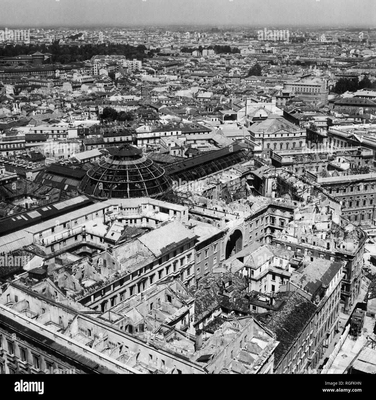 Tras el bombardeo de Milán, Lombardía, Italia 1945 Foto de stock