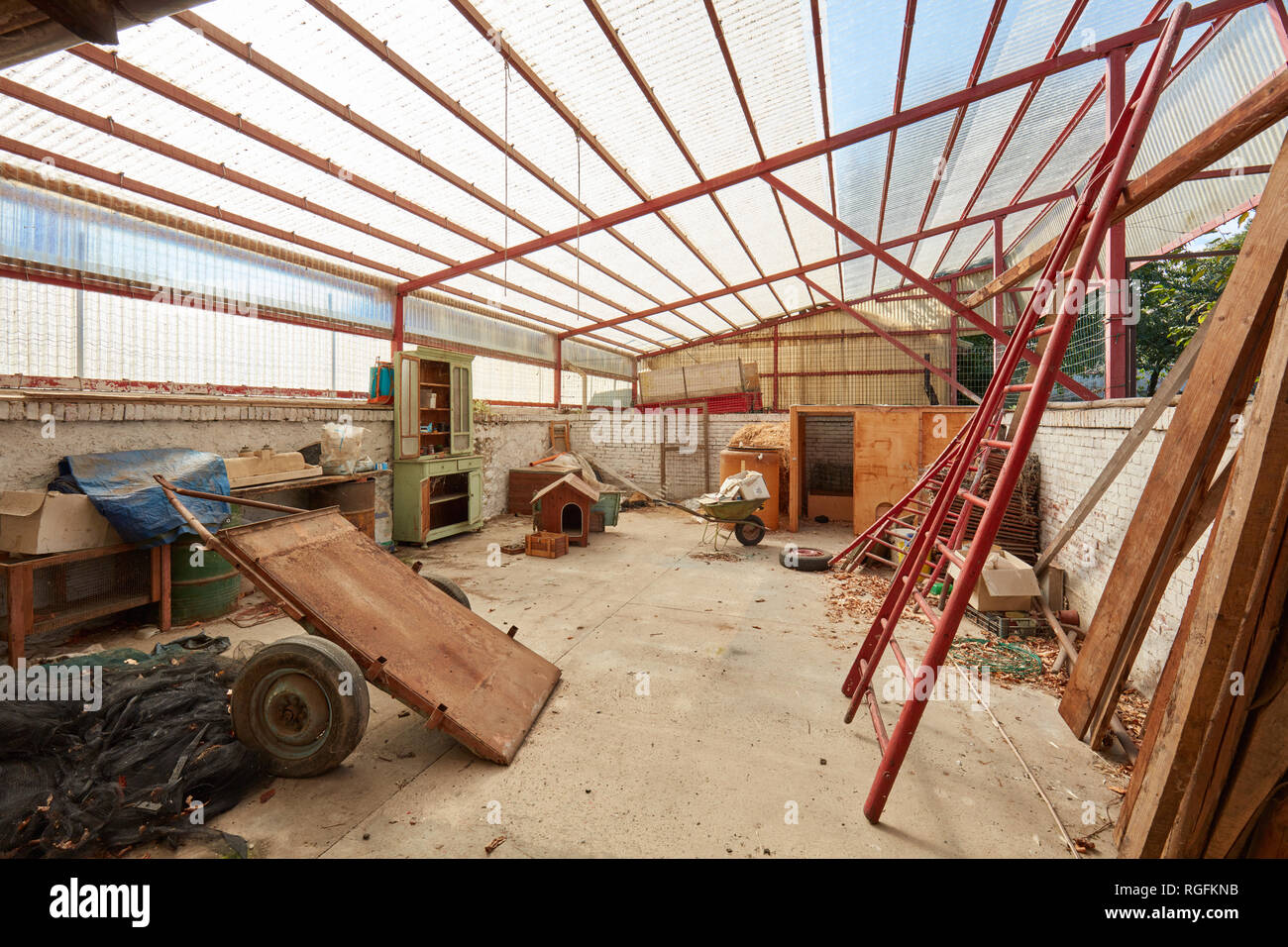 Depósito desordenado con techo de plástico en la antigua casa de campo Foto de stock
