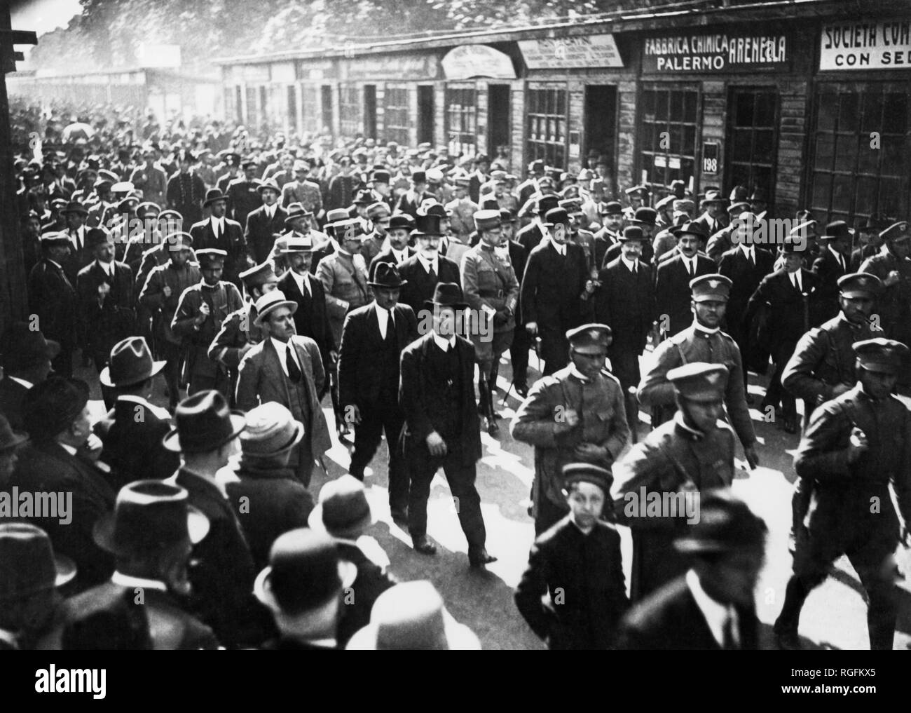 Italia, Lombardía, Milán, visitantes y autoridades en la feria de Milán en los bastiones de Porta Venezia, 1920 Foto de stock