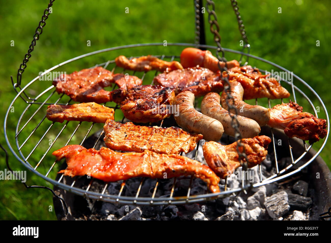 Carne y salchichas a la parrilla es una delicia para todos aquellos que  prefieren esta dieta Fotografía de stock - Alamy