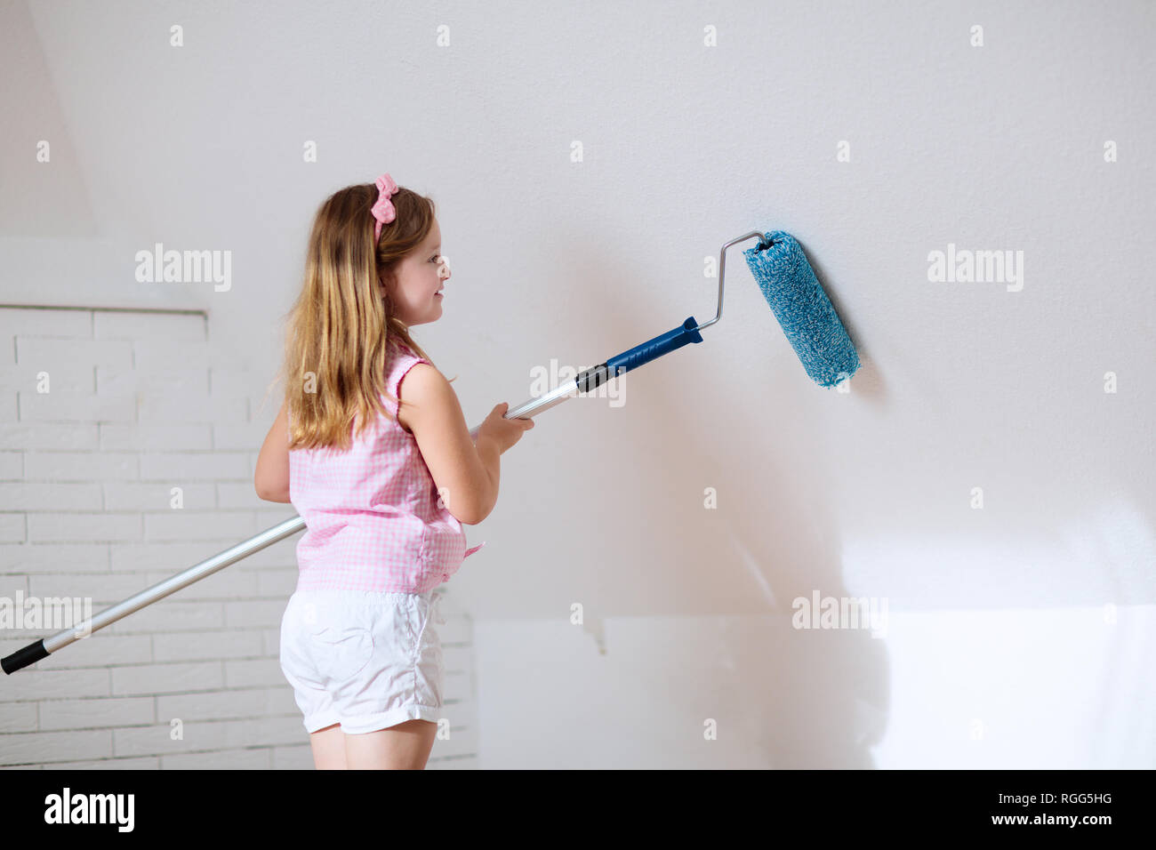 Los Ninos Pintar Pared Atico El Mejoramiento De La Vivienda Y La