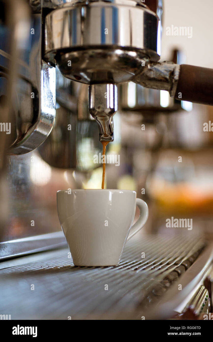 Tienen un gran sabor. Pequeña taza para servir caliente de café. Preparación  del café con la cafetera expreso. Se fabricaba en café espresso o café. Café  Fotografía de stock - Alamy