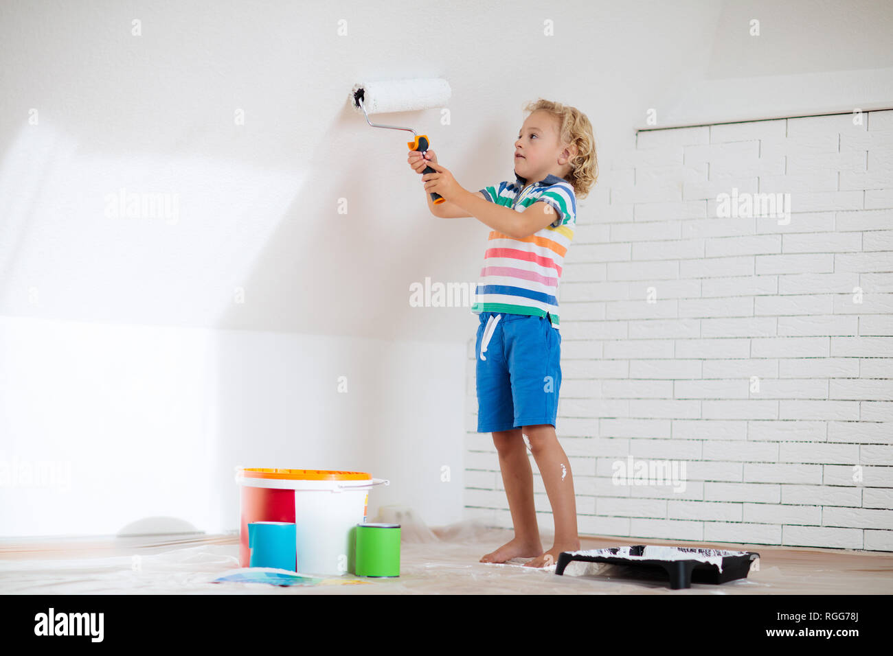 Los Ninos Pintar Pared Atico El Mejoramiento De La Vivienda Y La