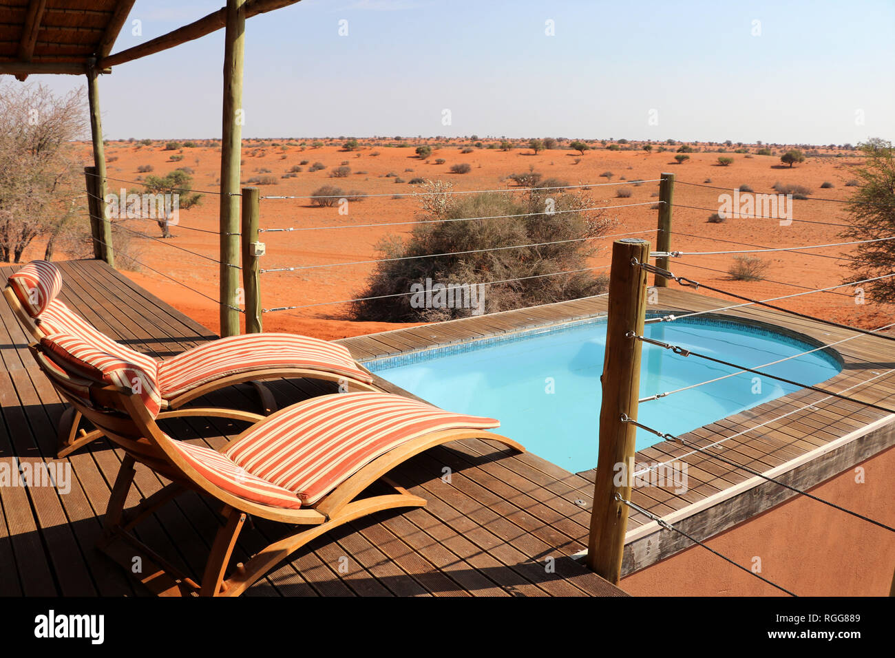 Piscina con hermosa vista en el desierto de Kalahari, Namibia África Foto de stock