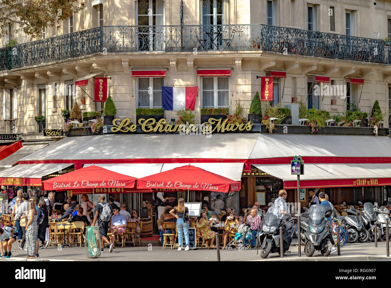 La gente cenando afuera en el pavimento en Bistrot Le Champ de Mars en un día de verano en París, Francia Foto de stock