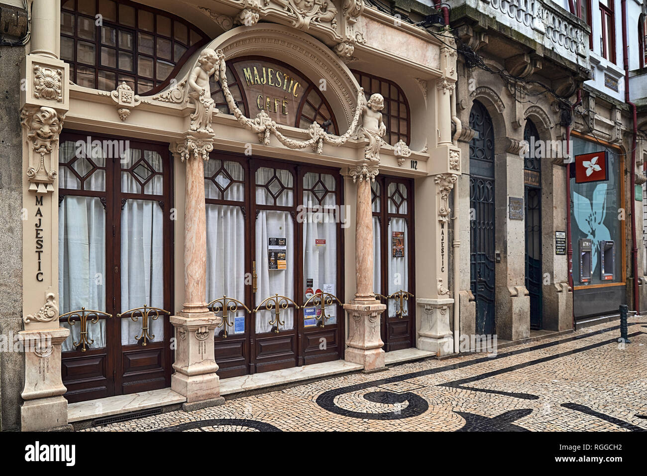 Cafetería Majestic del año 1921, el lugar de reunión de personajes ilustres de la época. Patrimonio Cultural de la ciudad de Oporto, Portugal, Europa Foto de stock