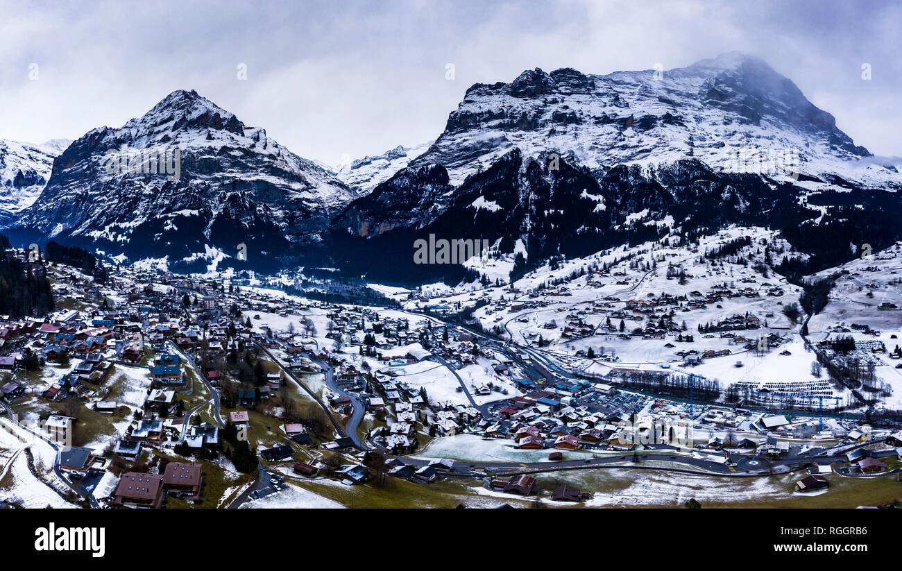 Ver Townsmall Grindelwald en días nublados, Interlaken-Oberhasli Wetterhorn, Konton, Berner Oberland de Berna, Suiza Foto de stock