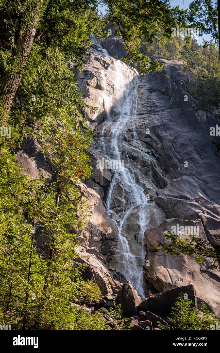Shannon Falls, una cascada de rocas escarpadas, British Columbia, Canadá Foto de stock