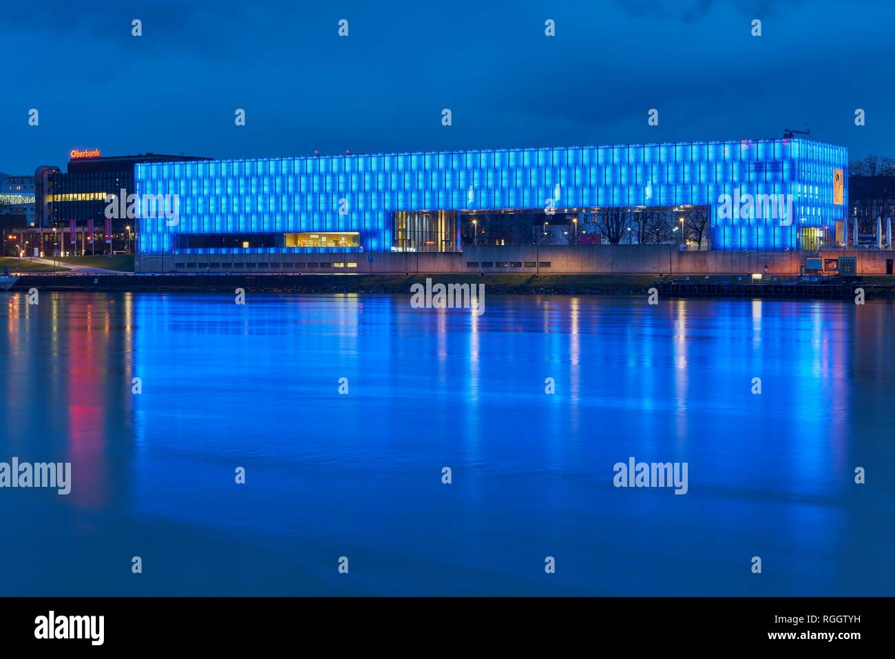 Museo de Arte Lentos iluminado azul al atardecer Linz, Alta Austria, Austria Foto de stock