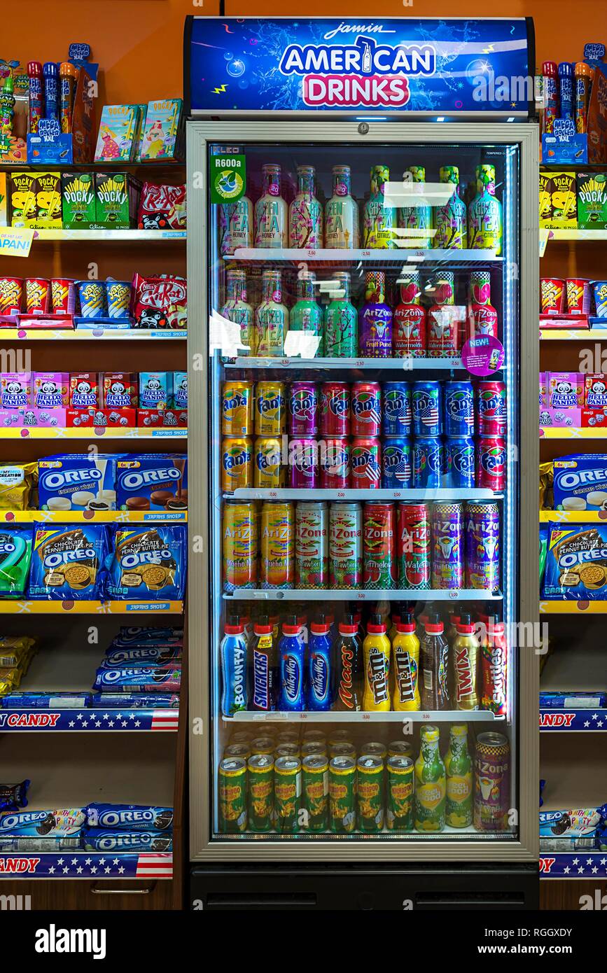 Las latas de bebidas en una nevera en una tienda de ultramarinos, Países Bajos Foto de stock