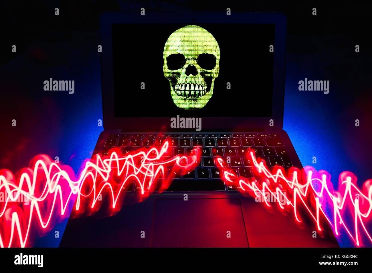 Portátil con Calavera y huesos cruzados en la pantalla, el símbolo de la imagen de alarma de malware, virus, delitos informáticos, protección de datos Foto de stock