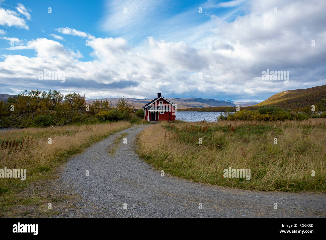 Finlandia, Laponia, Kilpisjaervi, cabaña de madera en el lago Foto de stock