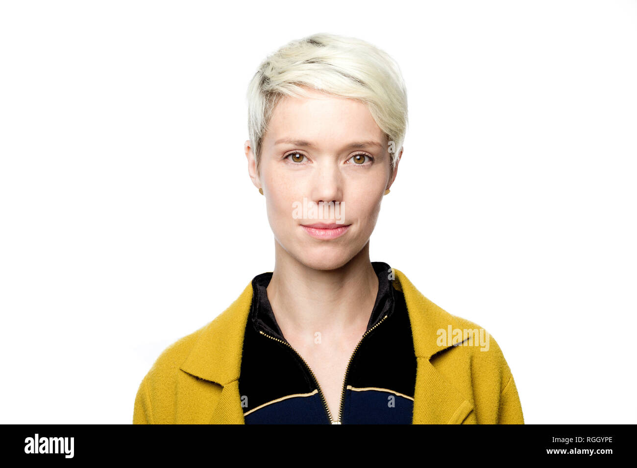Retrato De Mujer Con El Cabello Tenido De Rubio Corto Delante De Un Fondo Blanco Fotografia De Stock Alamy