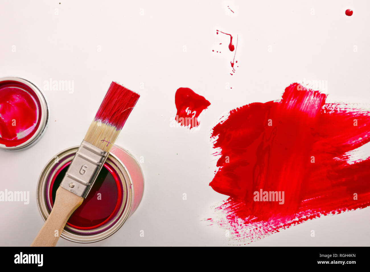 Abierto pintura acrílica rojo sobre blanco del canister cuadro pintado con  pincel. Composición horizontal. Vista desde arriba Fotografía de stock -  Alamy