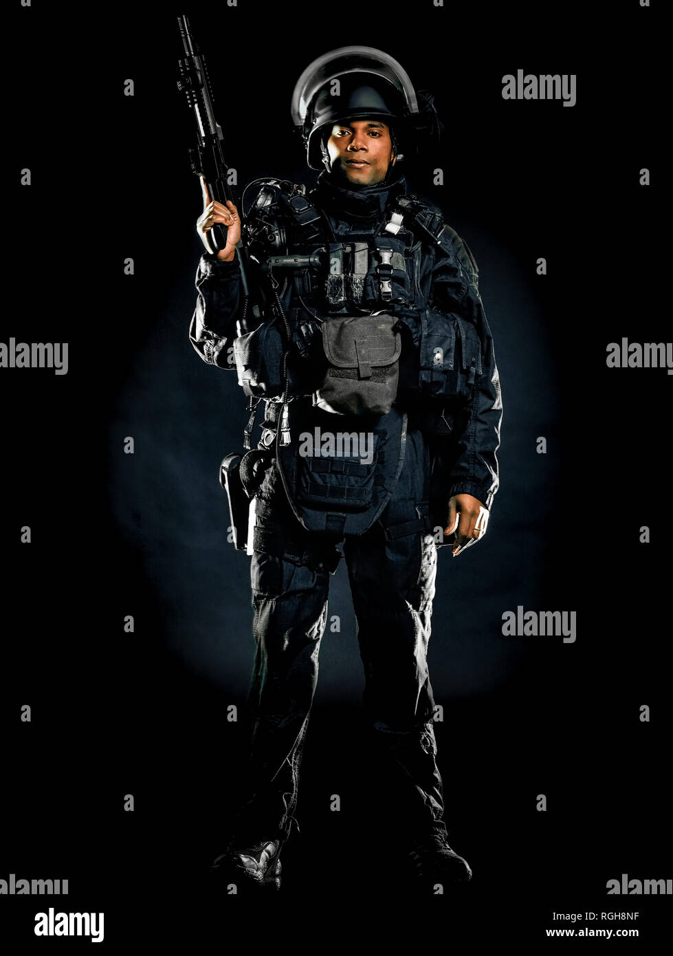Un soldado de la policía fuerzas tácticas swat hombre Foto de estudio  aislado sobre fondo negro Fotografía de stock - Alamy