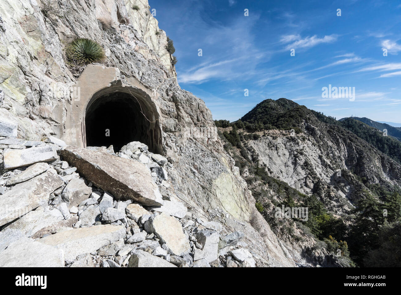 Daños en la diapositiva de Rock histórico túnel Mueller cerca del Monte Wilson, en las montañas de San Gabriel, y el Bosque Nacional de Los Angeles por encima de Los Ángeles, California. Foto de stock