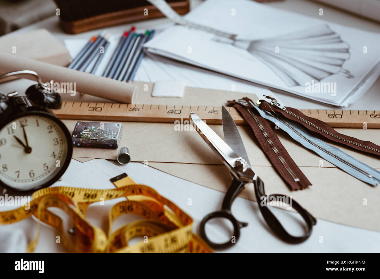 Adaptar las herramientas, tijeras, cinta de medir y la regla en la vestimenta de la mesa de trabajo. Elementos de diseño de ropa Foto de stock